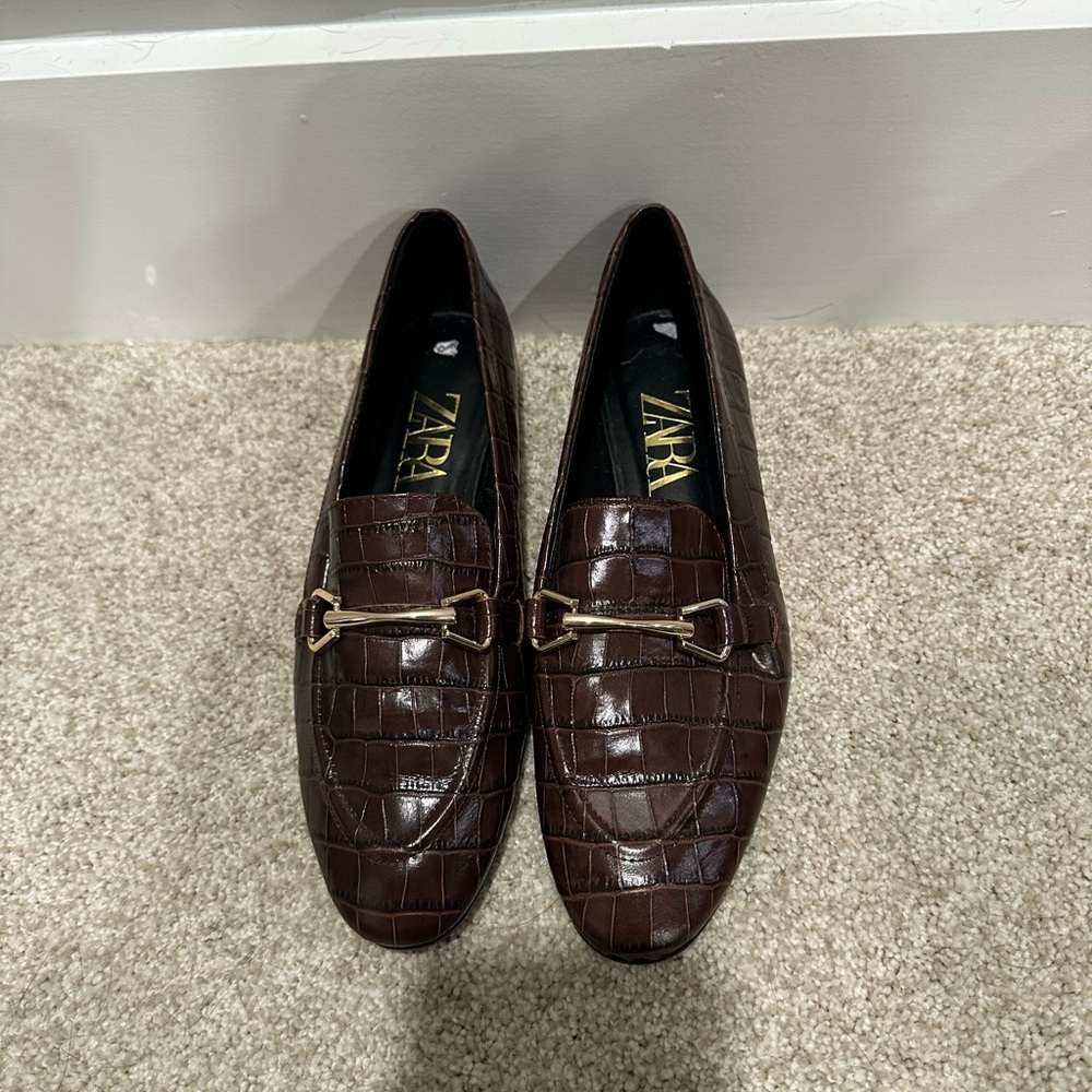 Zara Women's Dark Brown Croc-Embossed Loafers